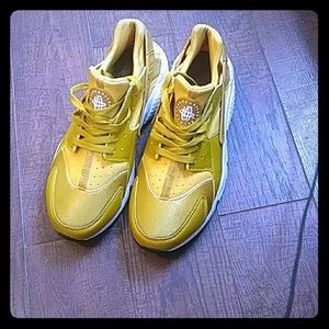 Men's Size 11 Gold Air Huaraches